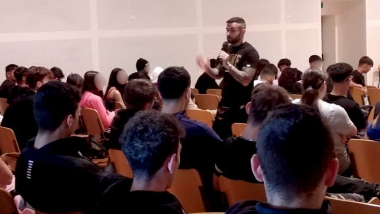 Il pugile Manca insegna boxe e valori dello sport agli studenti dell'IPIA di Alghero