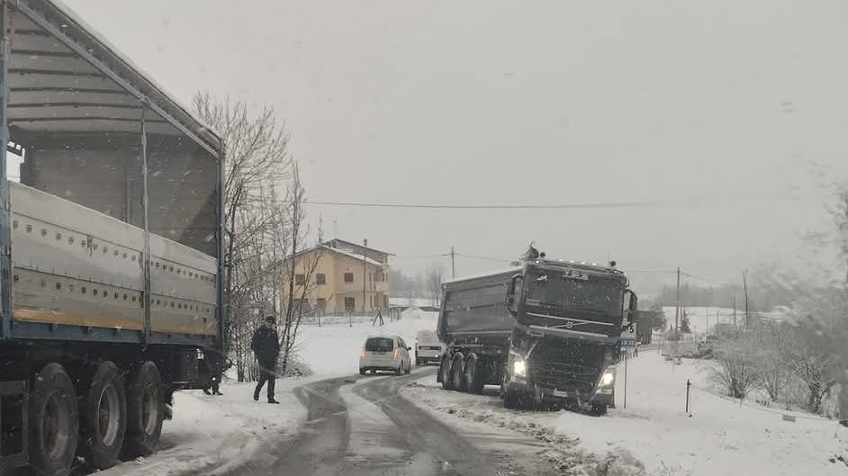 Camion in difficoltà per la neve sulle strade dell'Appennino modenese