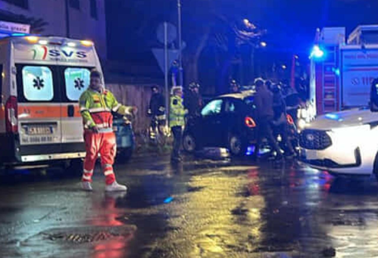 Livorno, scontro fra due auto in via Calzabigi: quattro feriti