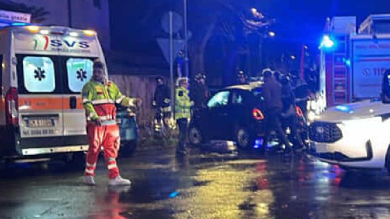 Livorno, scontro fra due auto in via Calzabigi: quattro feriti