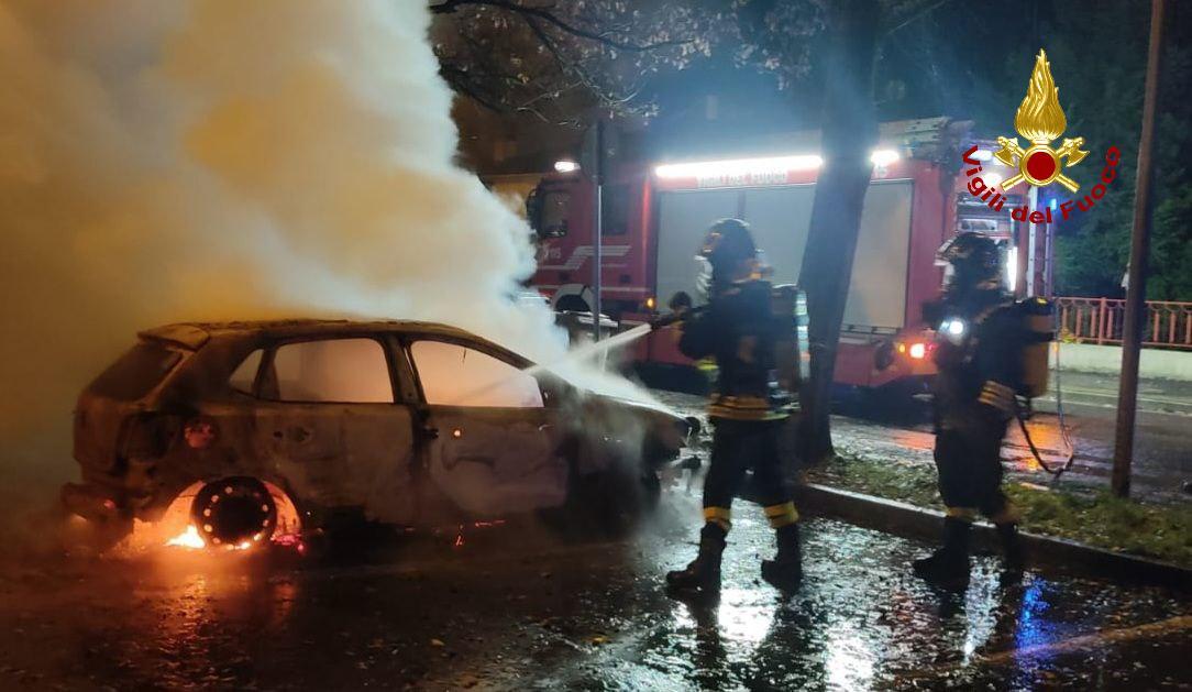 Campagnola, auto a gasolio prende fuoco: indagano i carabinieri