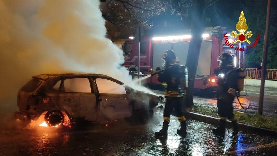 Campagnola, auto a gasolio prende fuoco: indagano i carabinieri