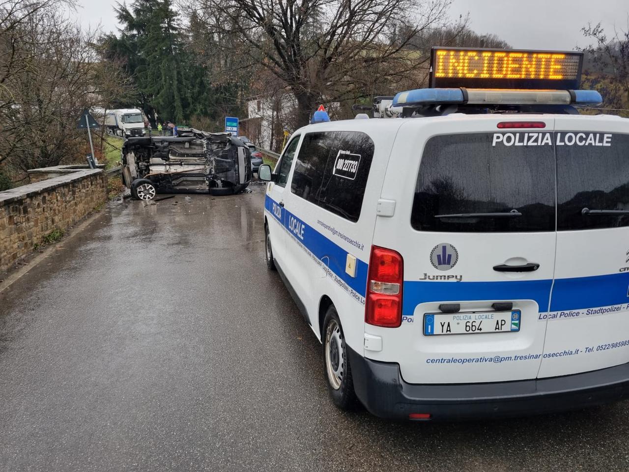 Viano, l’auto si ribalta e il traffico va in tilt