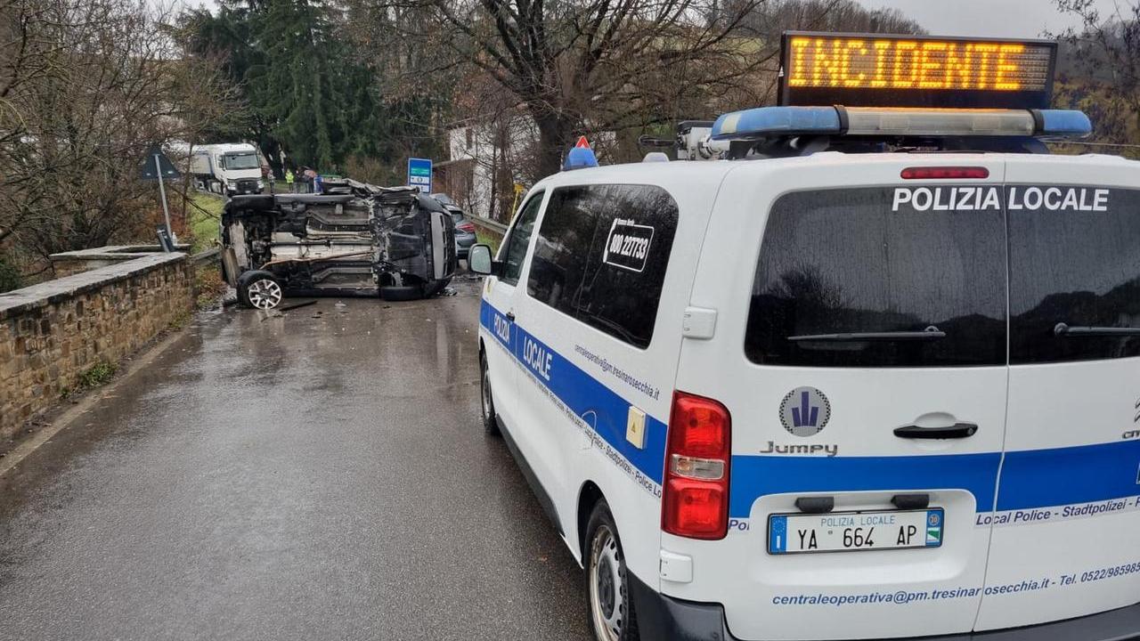 Viano, l’auto si ribalta e il traffico va in tilt