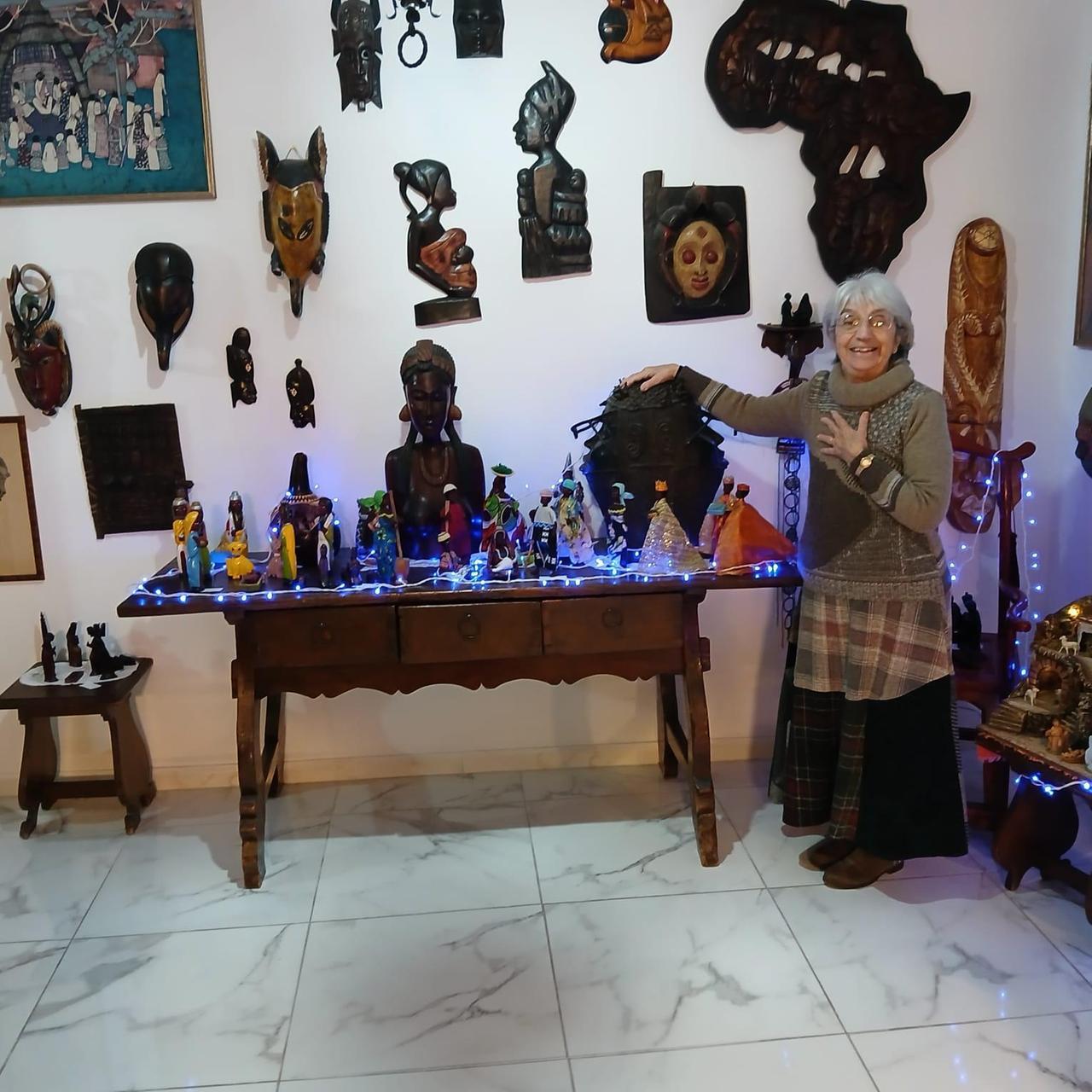 
	Maria Gabriella Bassi col presepe degli schiavi tipico dell&rsquo;isola di Gor&egrave;e in Senegal

