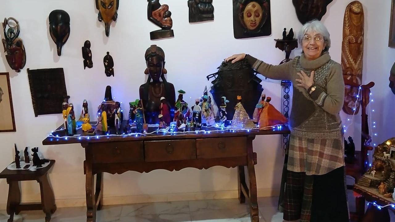 Maria Gabriella Bassi col presepe degli schiavi tipico dell’isola di Gorèe in Senegal