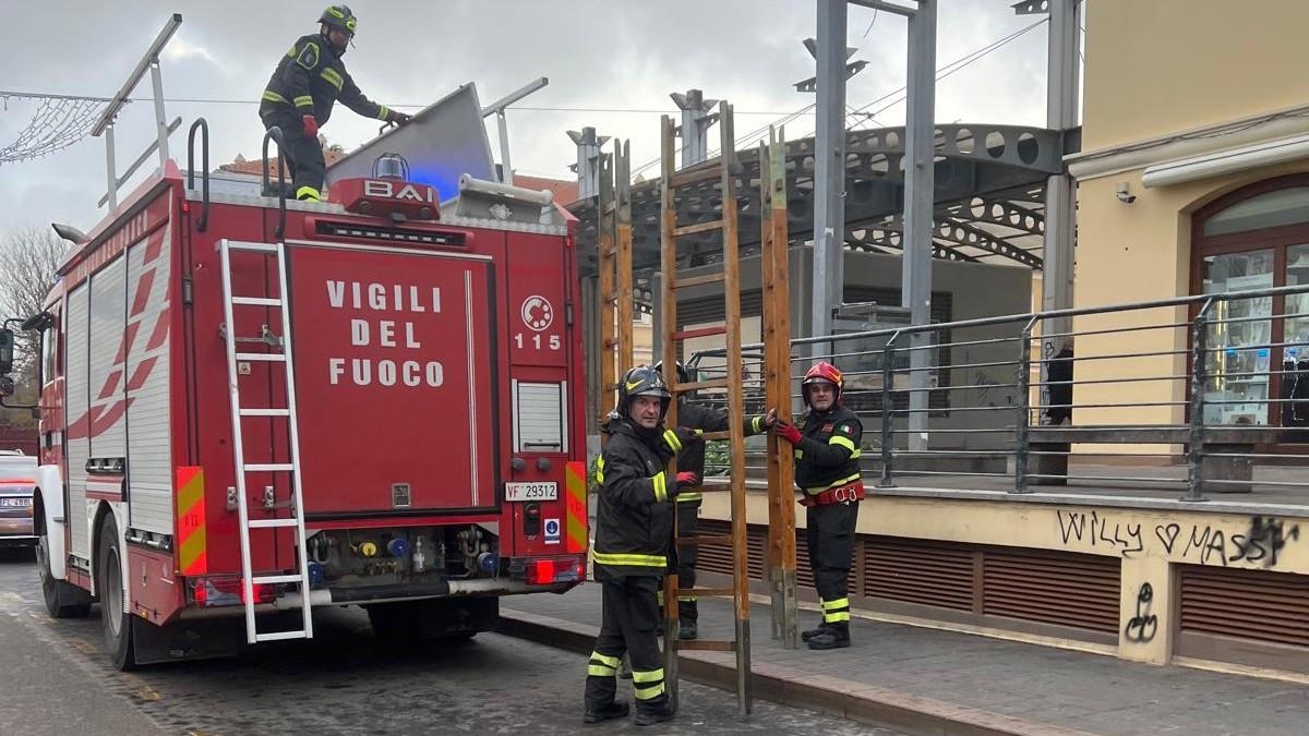 Bufera su Alghero: alberi caduti, traffico bloccato e un volo dirottato a Cagliari