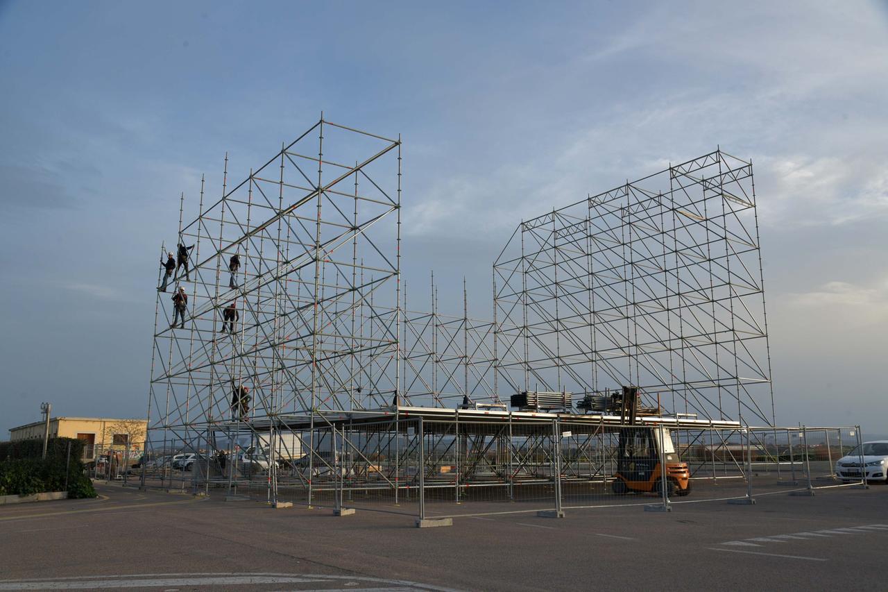 Capodanno, a Olbia si monta il palco dei Pinguini Tattici Nucleari