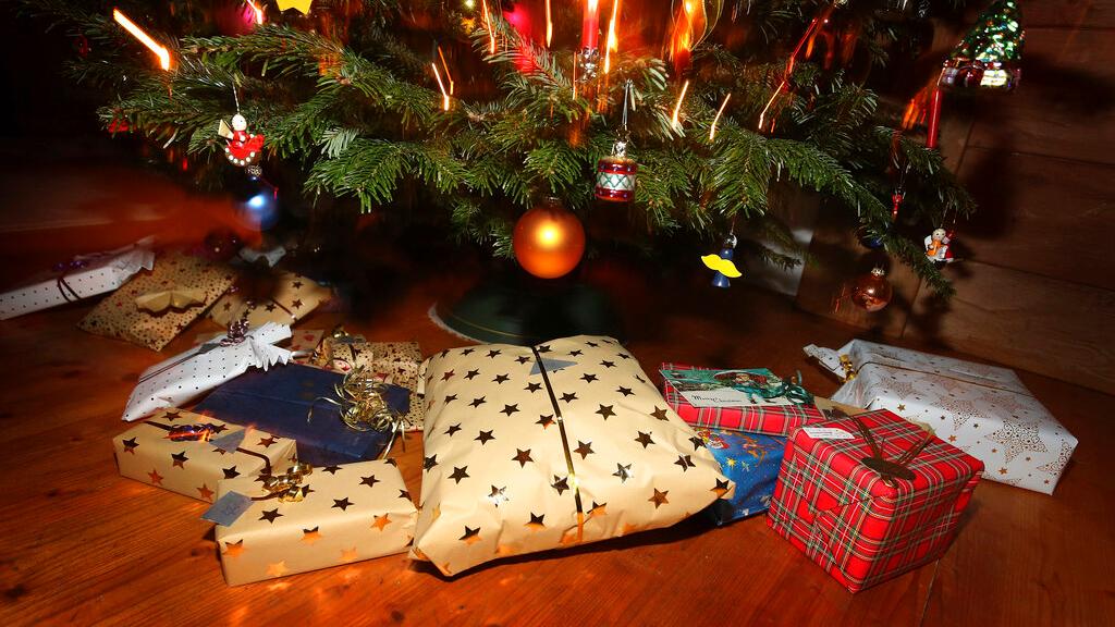 Natale, tempo di regali: ma cosa succede se una coppia si lascia?