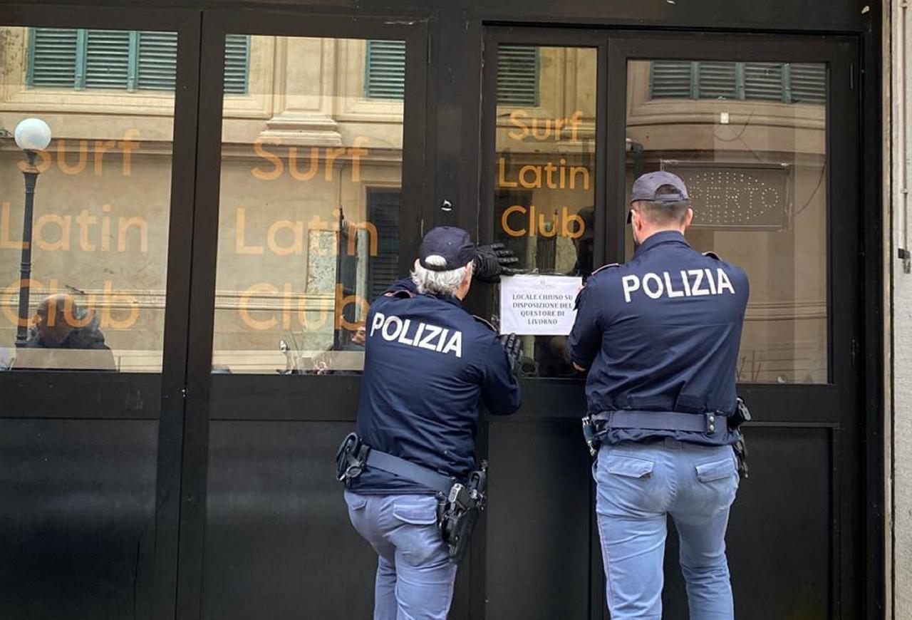
	I poliziotti mentre chiudono il locale&nbsp;

