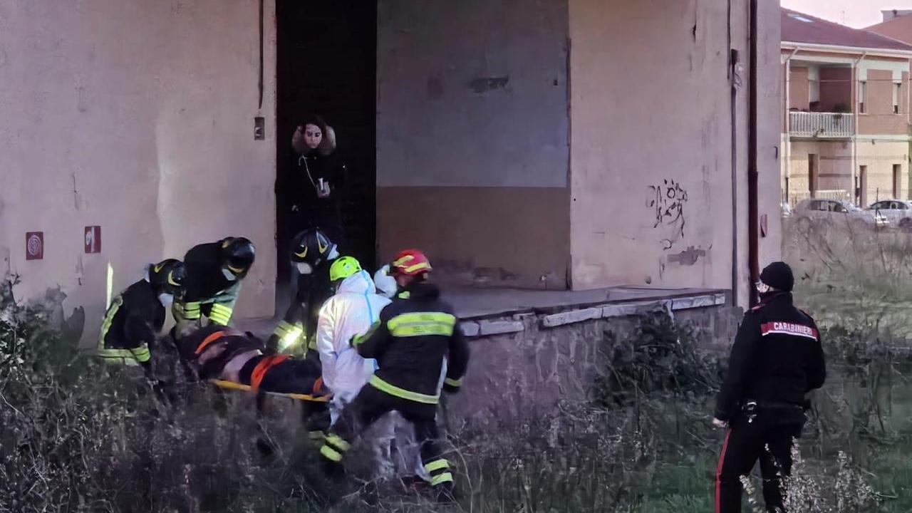 Porto Torres, senzatetto in condizioni disperate trasportato in ospedale