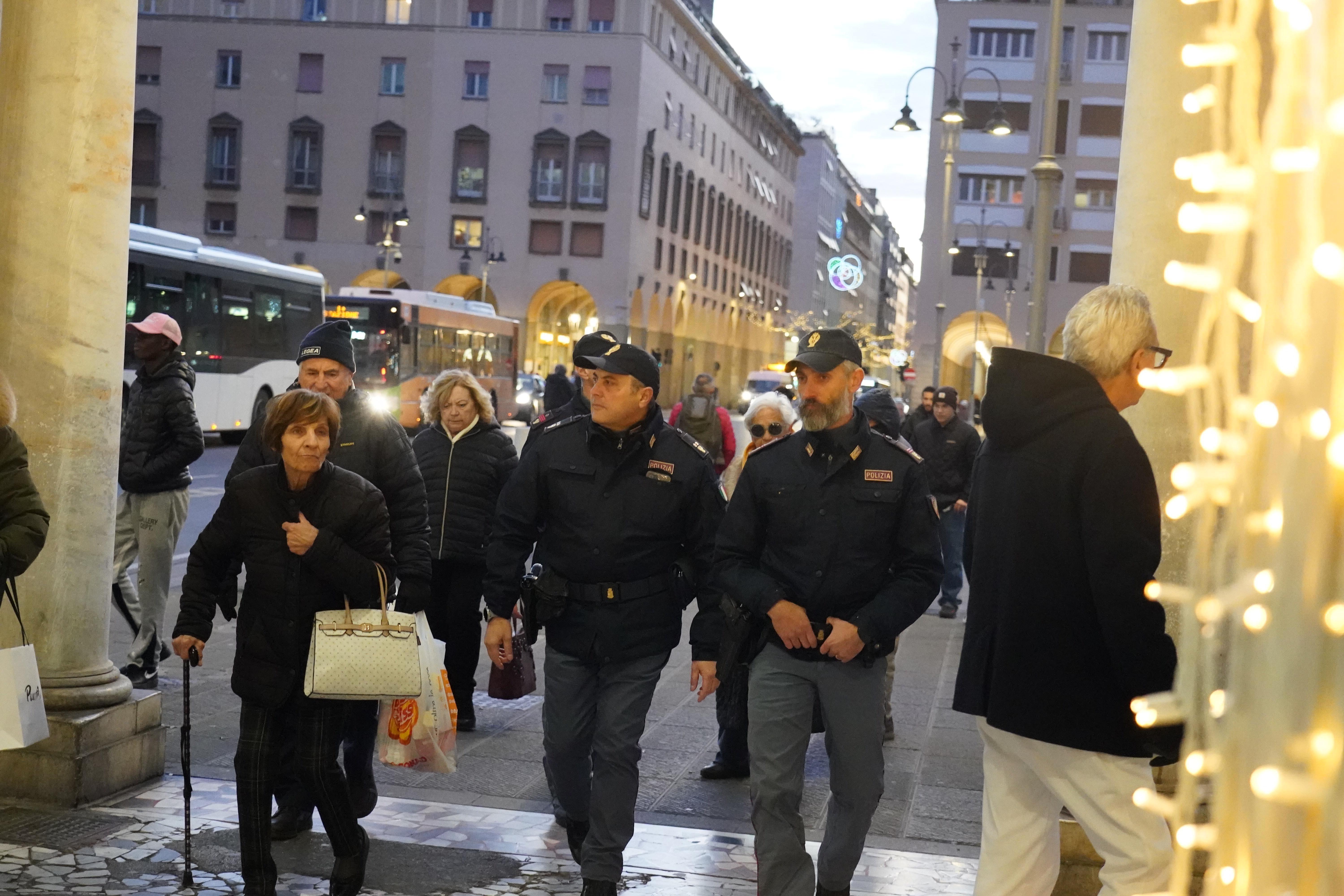 Il primo servizio della "polizia di prossimità" fra le persone (foto Franco Silvi)
