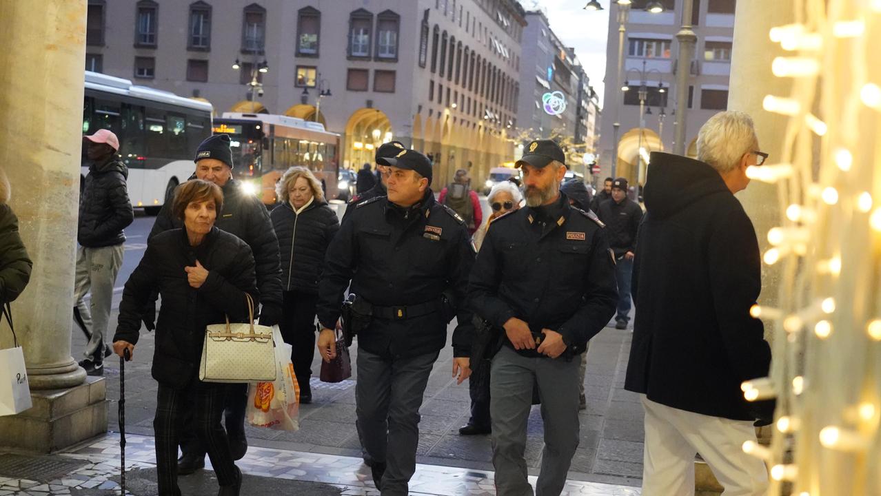 Il primo servizio della "polizia di prossimità" fra le persone (foto Franco Silvi)