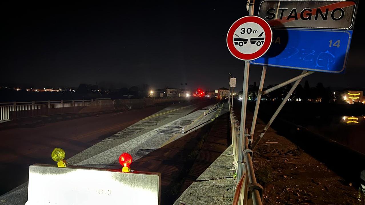 I blocchi sul ponte dello Scolmatore (foto Franco Silvi)
