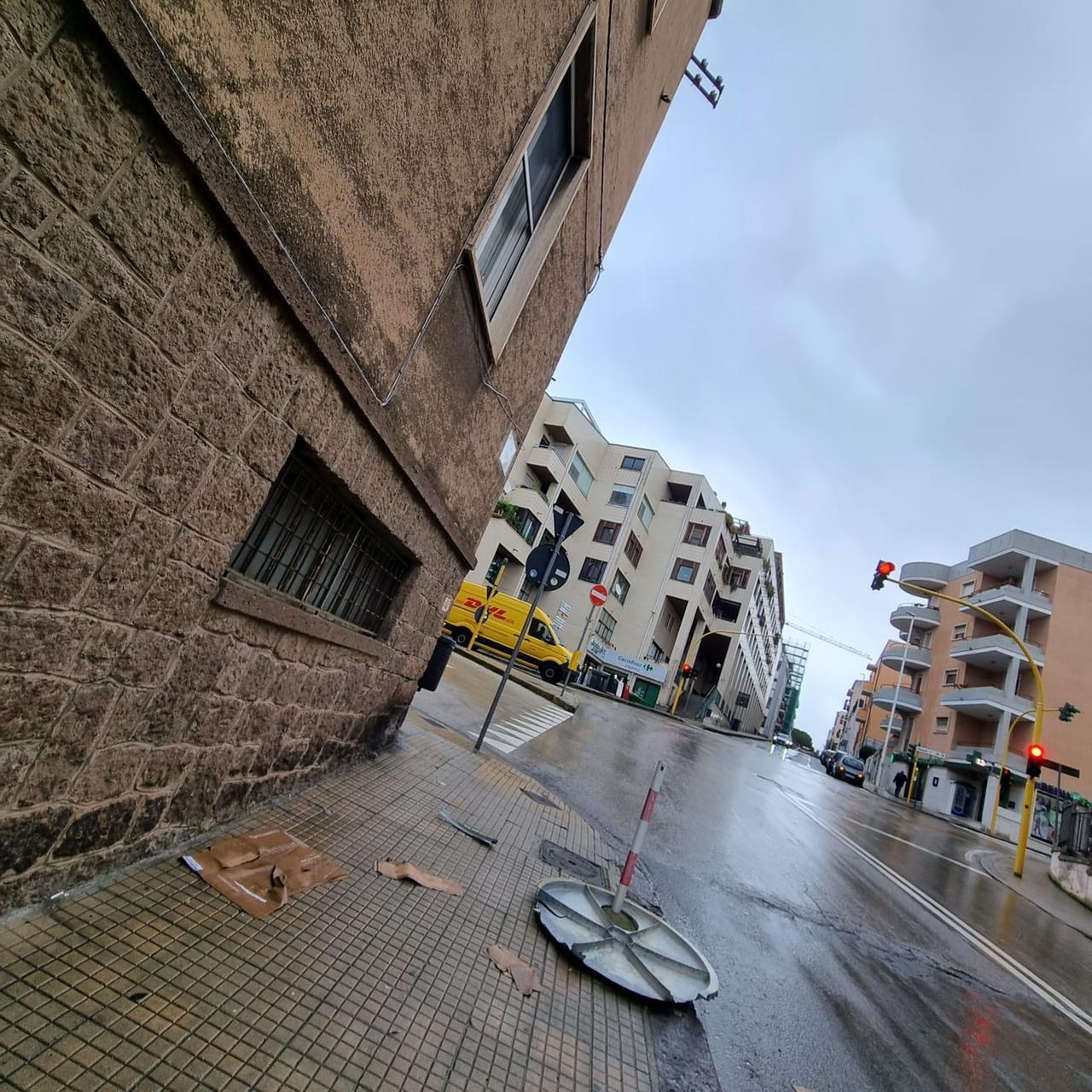 Il vento flagella Sassari, in via Savoia un’antenna parabolica cade e vola in strada