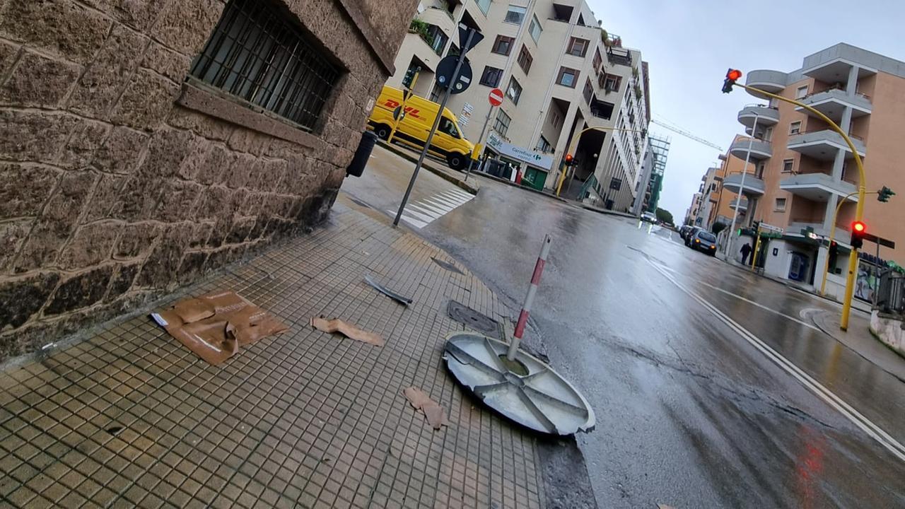Il vento flagella Sassari, in via Savoia un’antenna parabolica cade e vola in strada