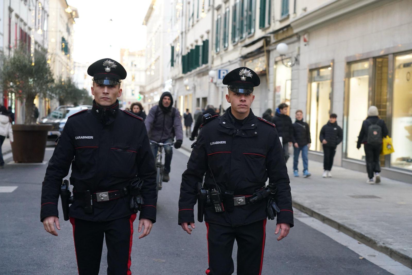 Due carabinieri in centro per la "polizia di prossimità" (foto Franco Silvi)