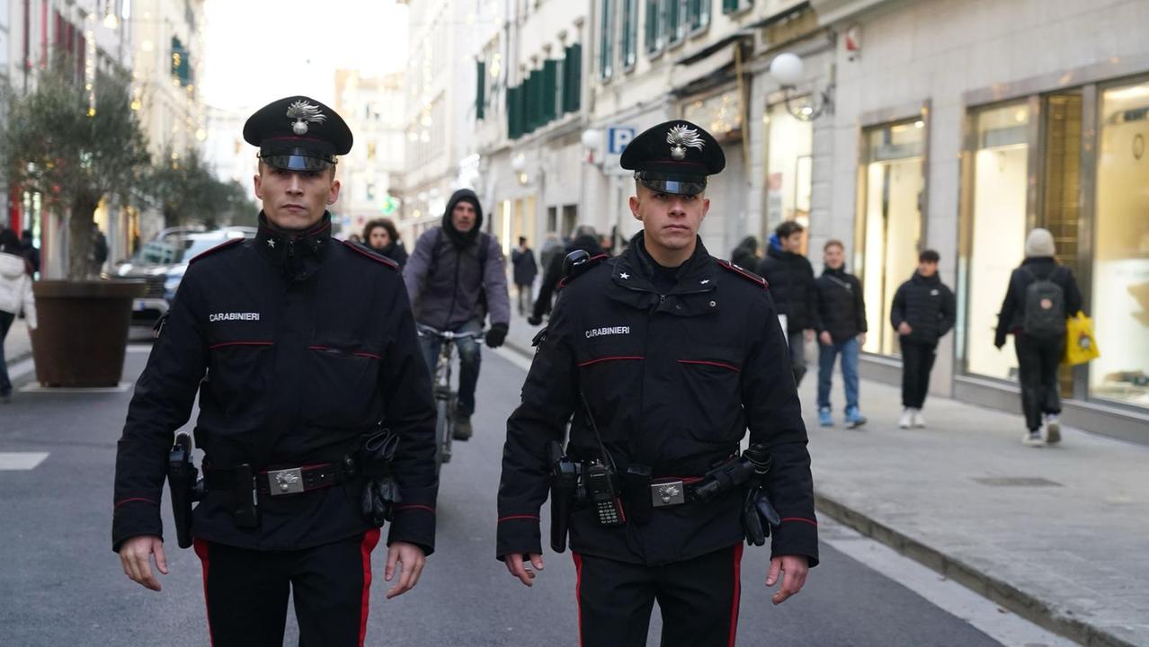Due carabinieri in centro per la "polizia di prossimità" (foto Franco Silvi)