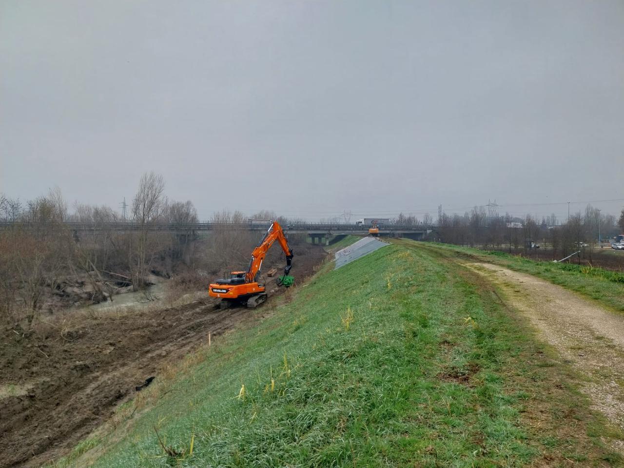 
	Lavori in corso sull'argine del Panaro a Navicello Vecchio


