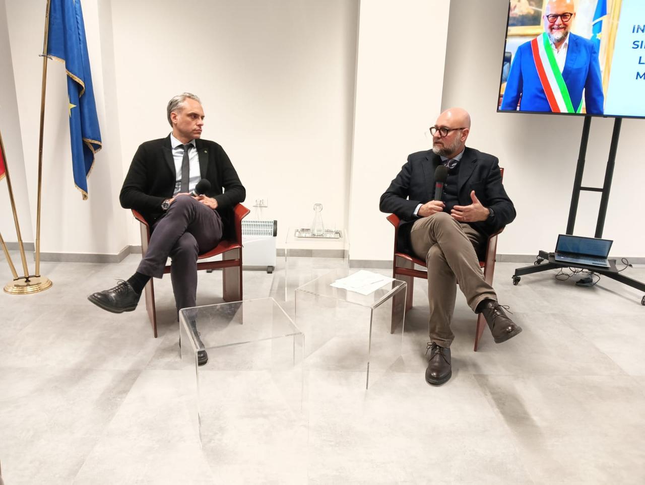 
	Il sindaco Massimo Mezzetti (a destra) espone il Piano Casa

