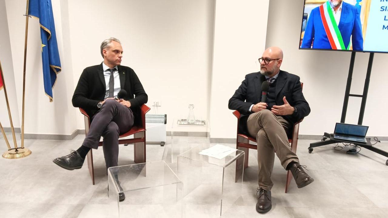 Il sindaco Massimo Mezzetti (a destra) espone il Piano Casa