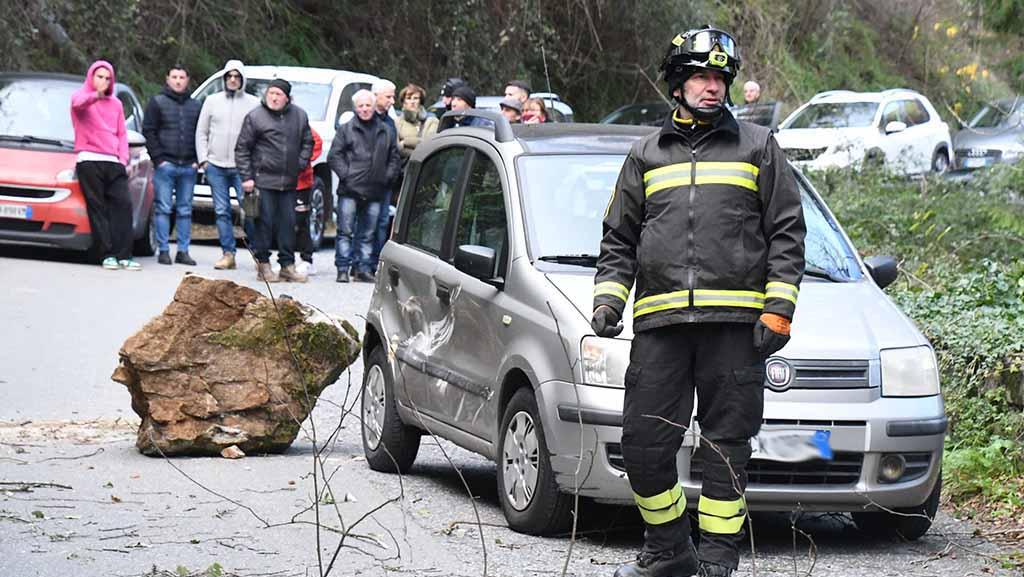 L'auto colpita dal masso (foto Cuffaro)