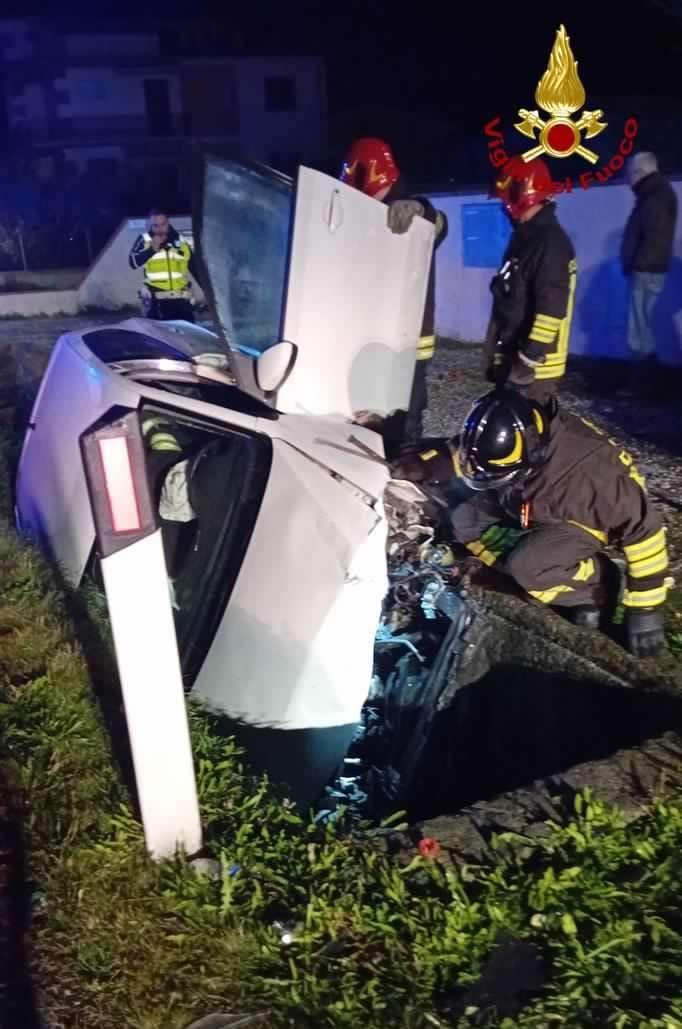 Lucca, finisce con l’auto fuori strada