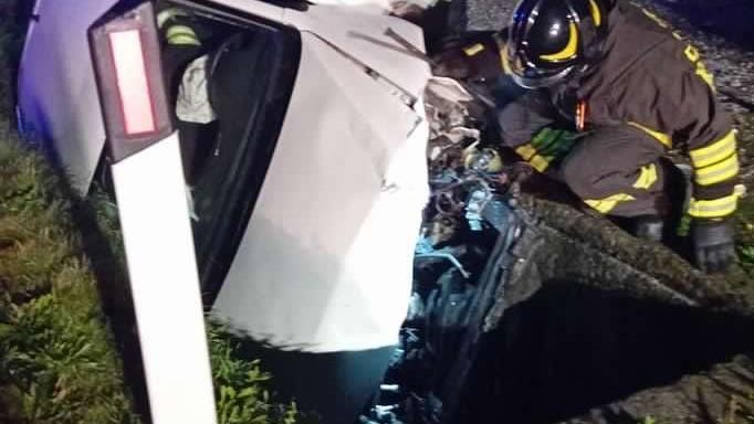 Lucca, finisce con l’auto fuori strada