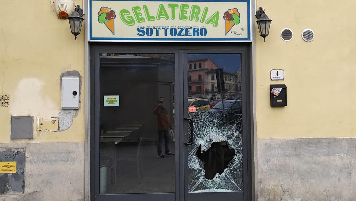 Una recente "spaccata" alla gelateria Sottozero di piazza Mercatale