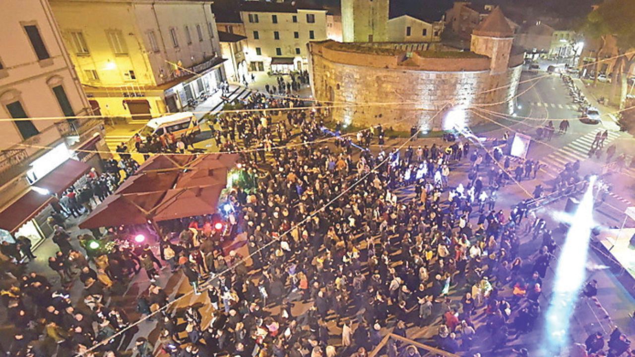 Una delle ultime feste di Capodanno in piazza Verdi (foto Paolo Barlettani)