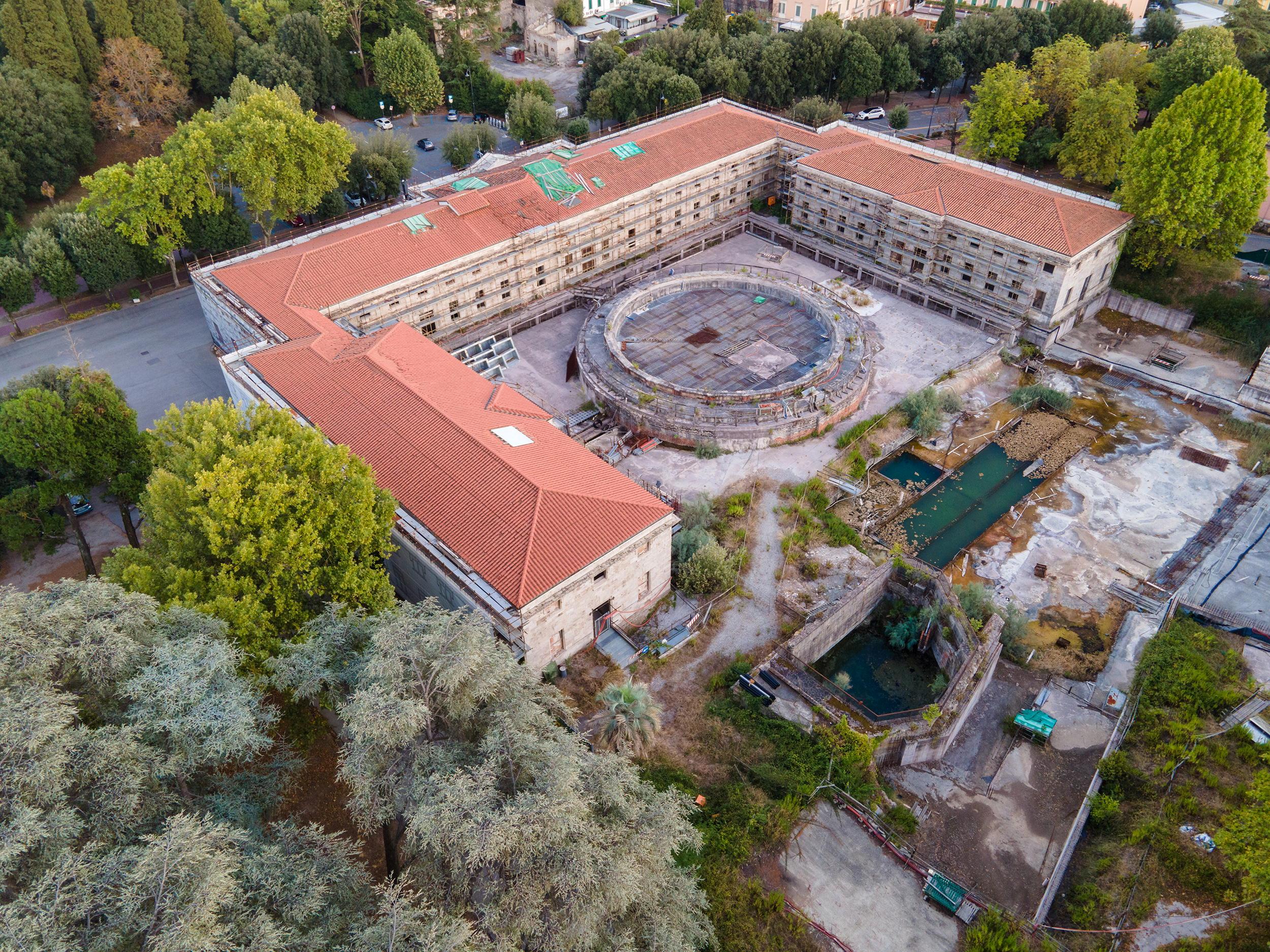 Le Leopoldine viste dall’alto con al centro la vasca che doveva ospitare la piscina (foto Nucci)