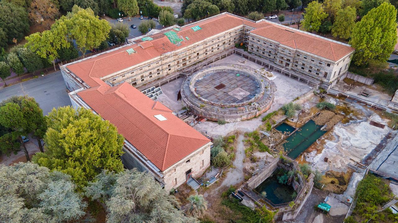 Le Leopoldine viste dall’alto con al centro la vasca che doveva ospitare la piscina (foto Nucci)