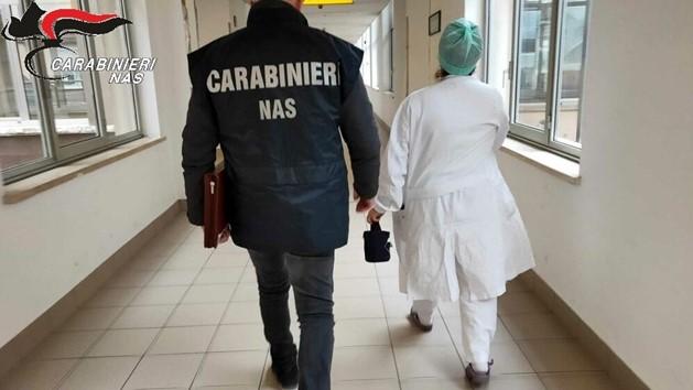 
	Un carabiniere del Nas con un sanitario in ospedale (foto d'archivio)

