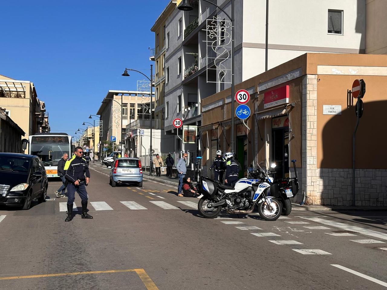 Paura a Olbia, donna travolta sulle strisce pedonali