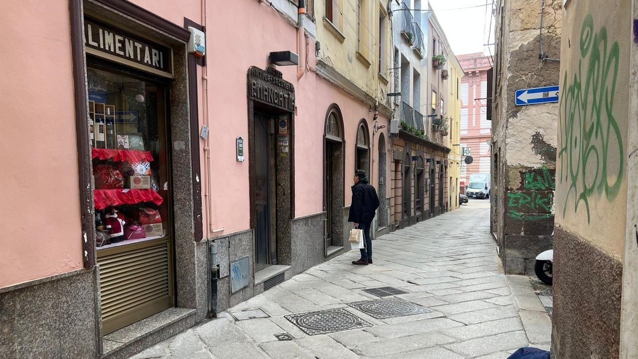 Ladro imbranato a Sassari: ruba l’incasso dalla salumeria ma resta schiacciato dalla serranda