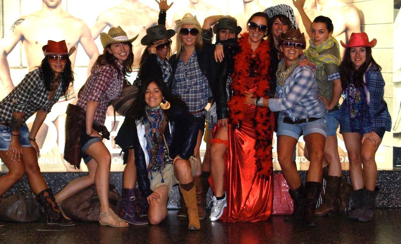 
	Francesca Orienti con le amiche durante un viaggio

