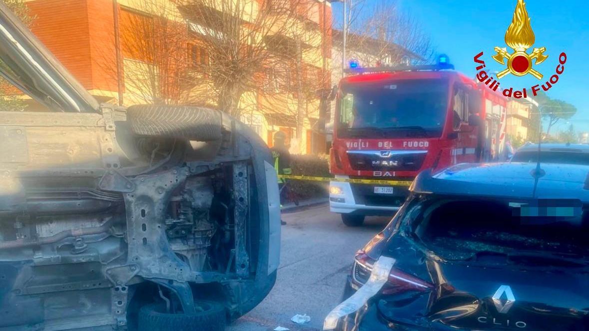 La macchina ribaltata dopo l'incidente