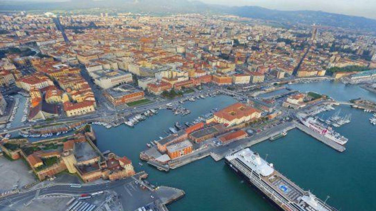 
	Uno scorcio dall'alto del porto di Livorno (foto d'archivio)

