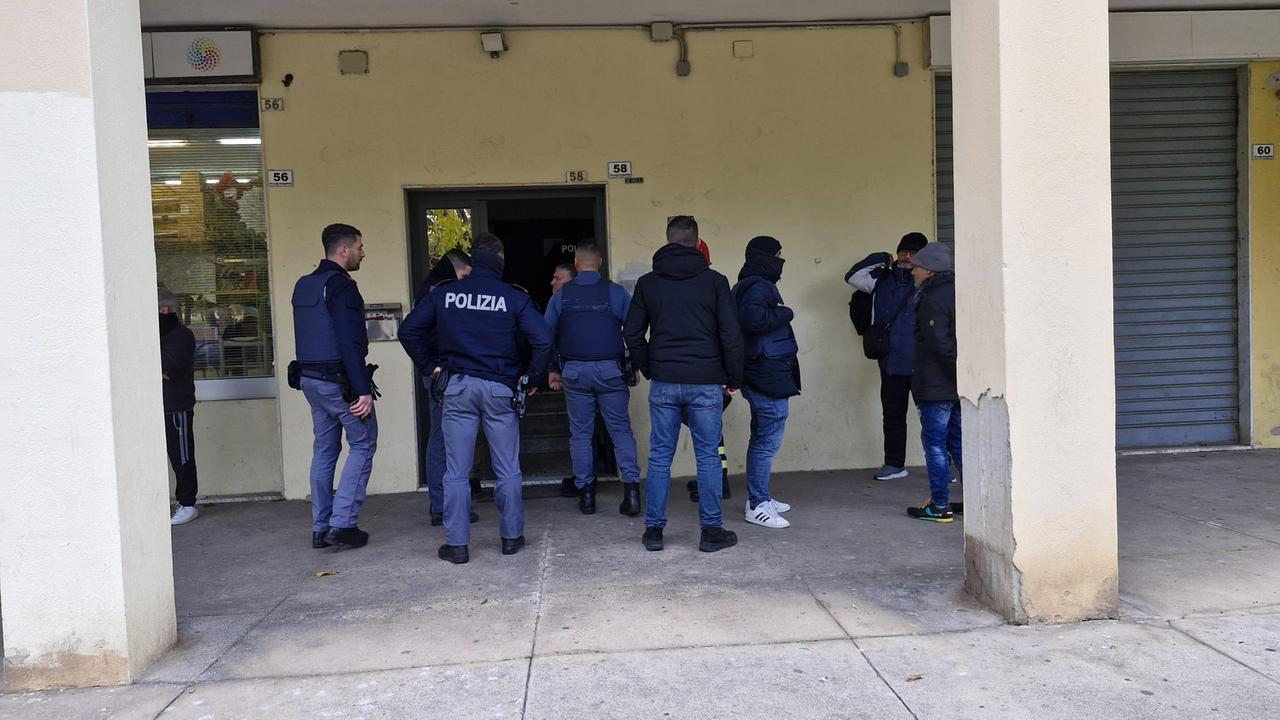 Le forze dell'ordine in via Crespellani <em>(foto Mario Rosas)</em>