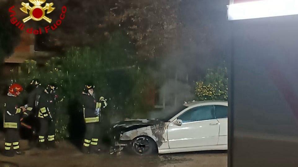 Sassari, auto distrutta dalle fiamme in via Cilea