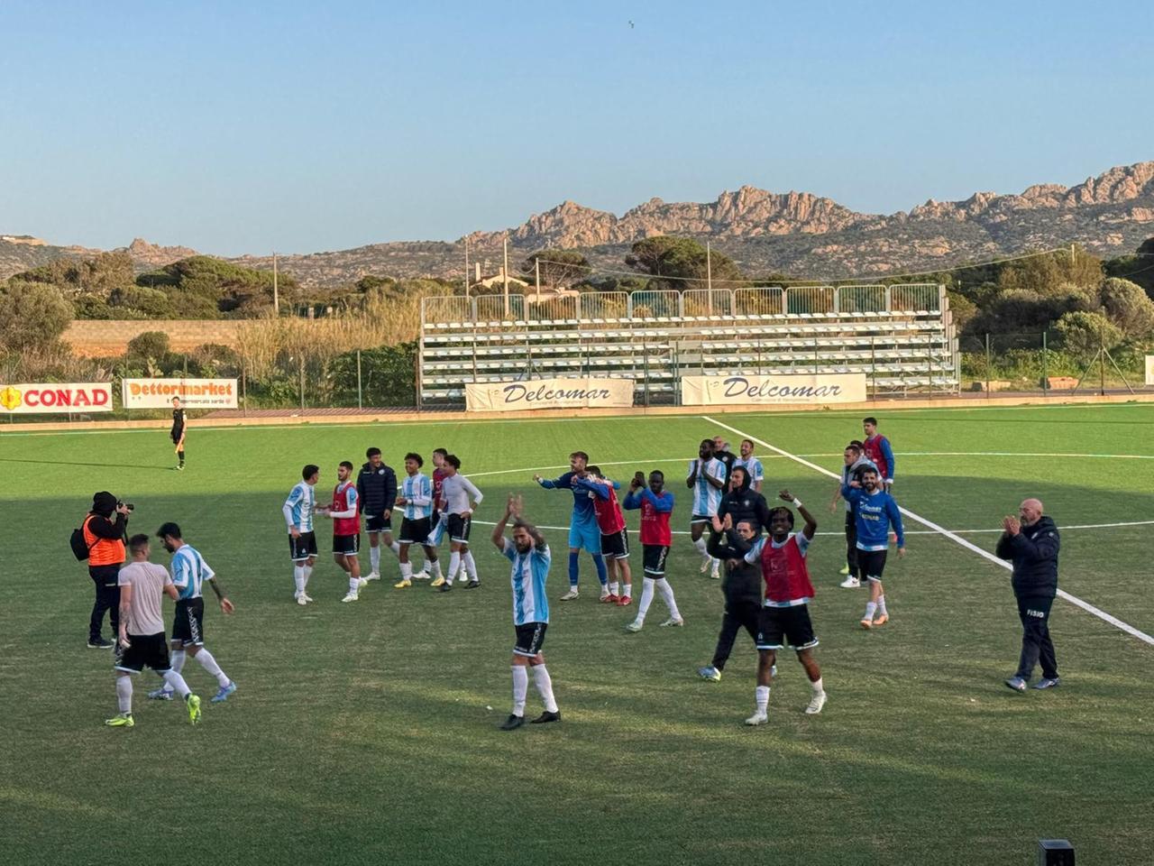 
	I giocatori dell'Ilvamaddalena fanno festa a fine partita

