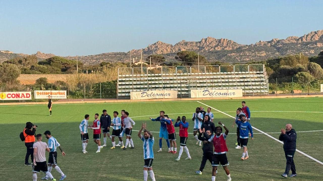 I giocatori dell'Ilvamaddalena fanno festa a fine partita