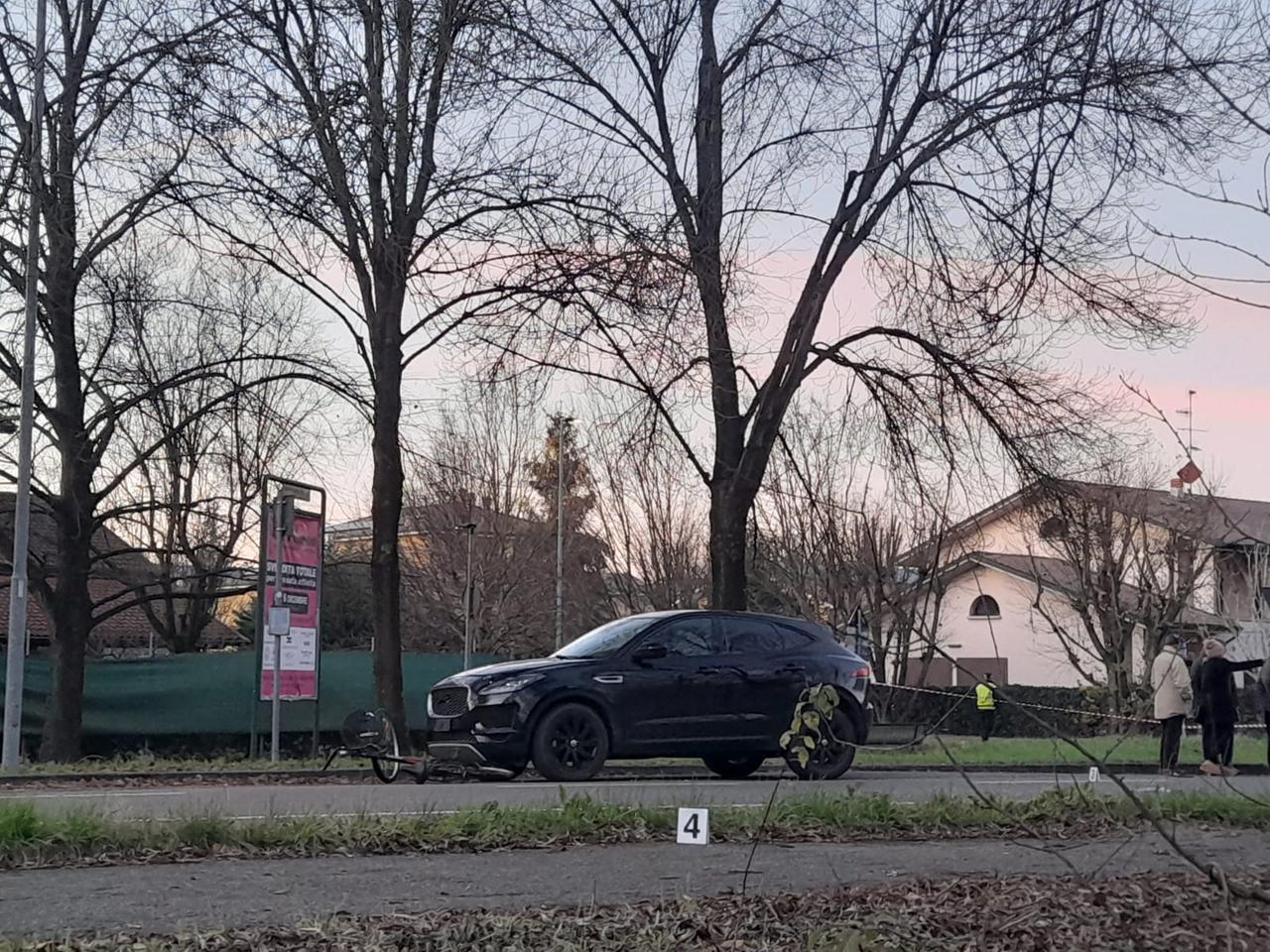 Correggio, anziano in bicicletta muore travolto da un’auto