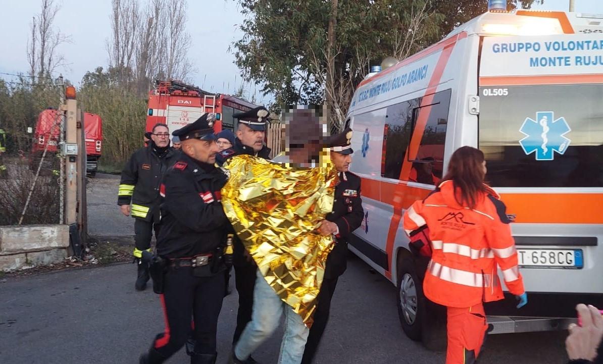 Olbia, minaccia di buttarsi dal tetto: scende dopo sei ore