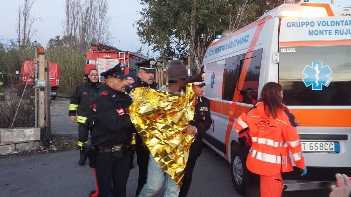 Olbia, minaccia di buttarsi dal tetto: scende dopo sei ore