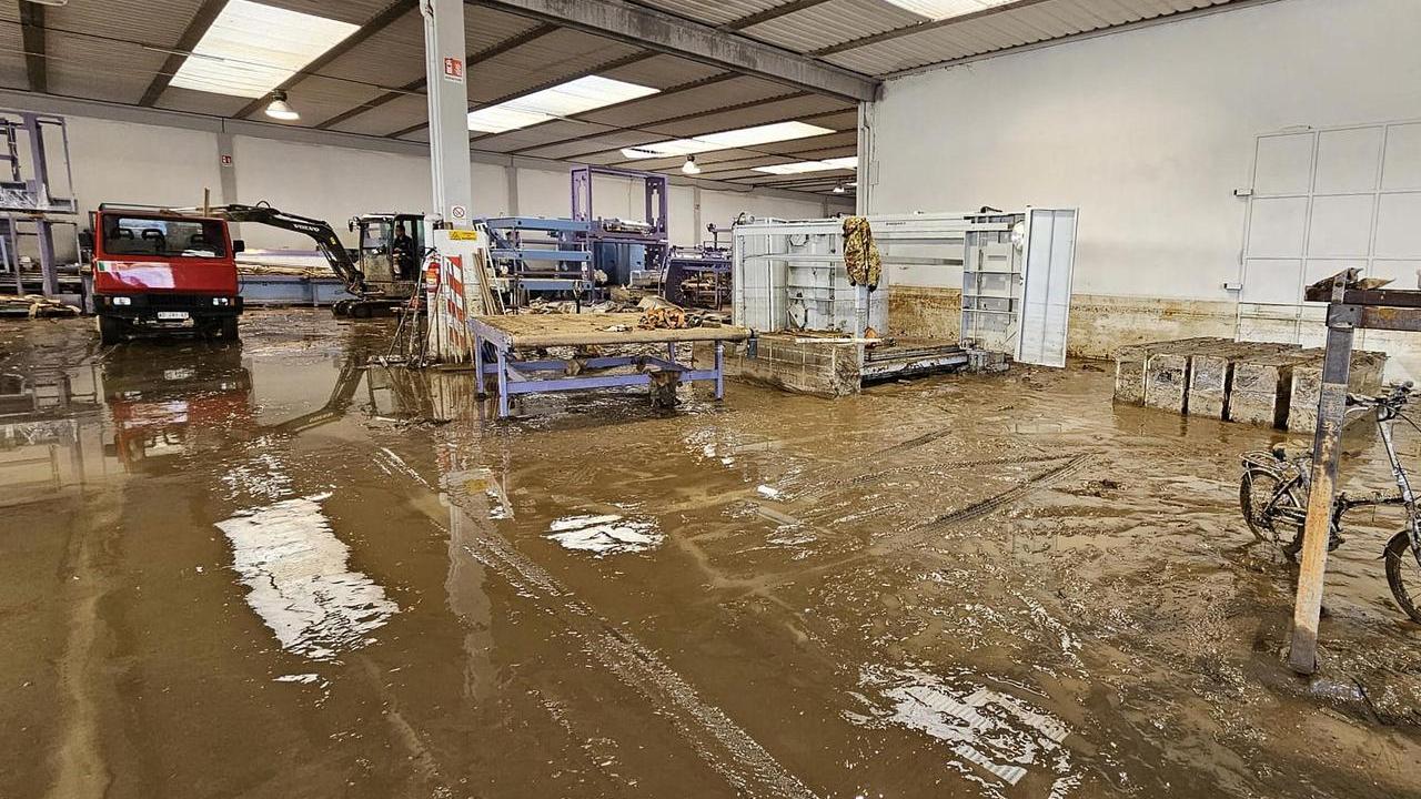 Una delle aziende di Montemurlo danneggiate dall'alluvione del 2023 (foto Autovino)