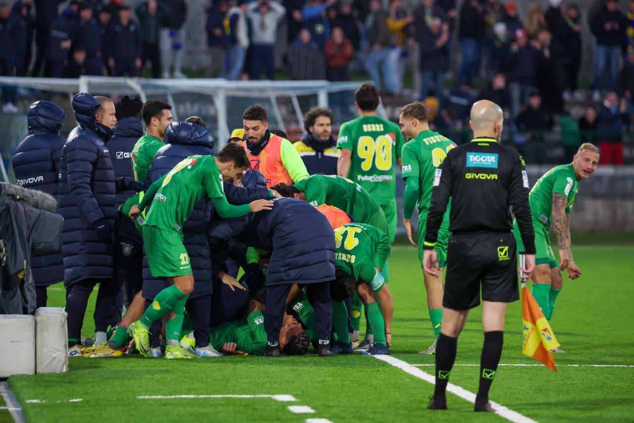 
	L'esultanza dei giocatori dopo il super gol al Cosenza

