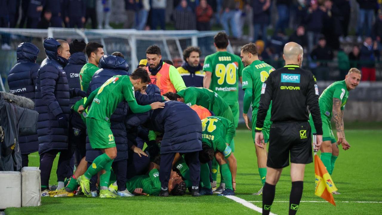L'esultanza dei giocatori dopo il super gol al Cosenza