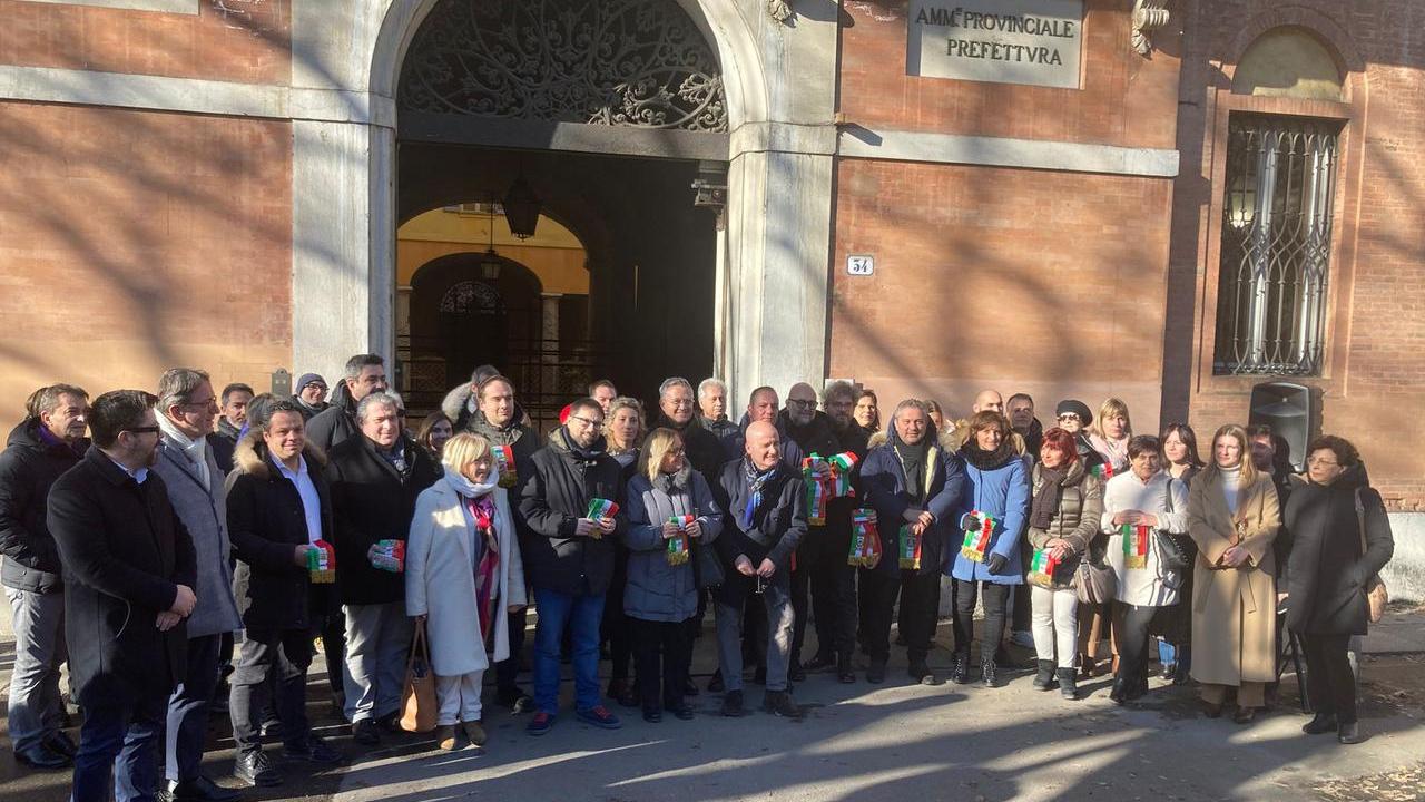 Il sit-in dei sindaci davanti alla Prefettura di Modena