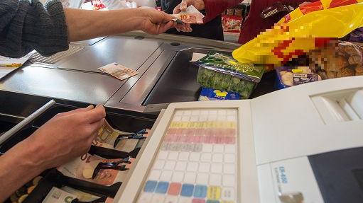 Il racconto di una commessa: «Pagata solo 3,50 euro l’ora per lavorare nei festivi»